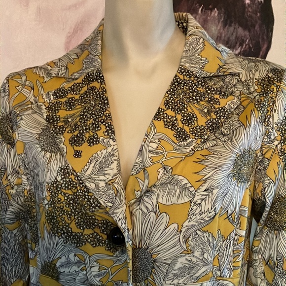 Beautiful yellow floral print jacket 🧥. From Liberty - Picture 2 of 7